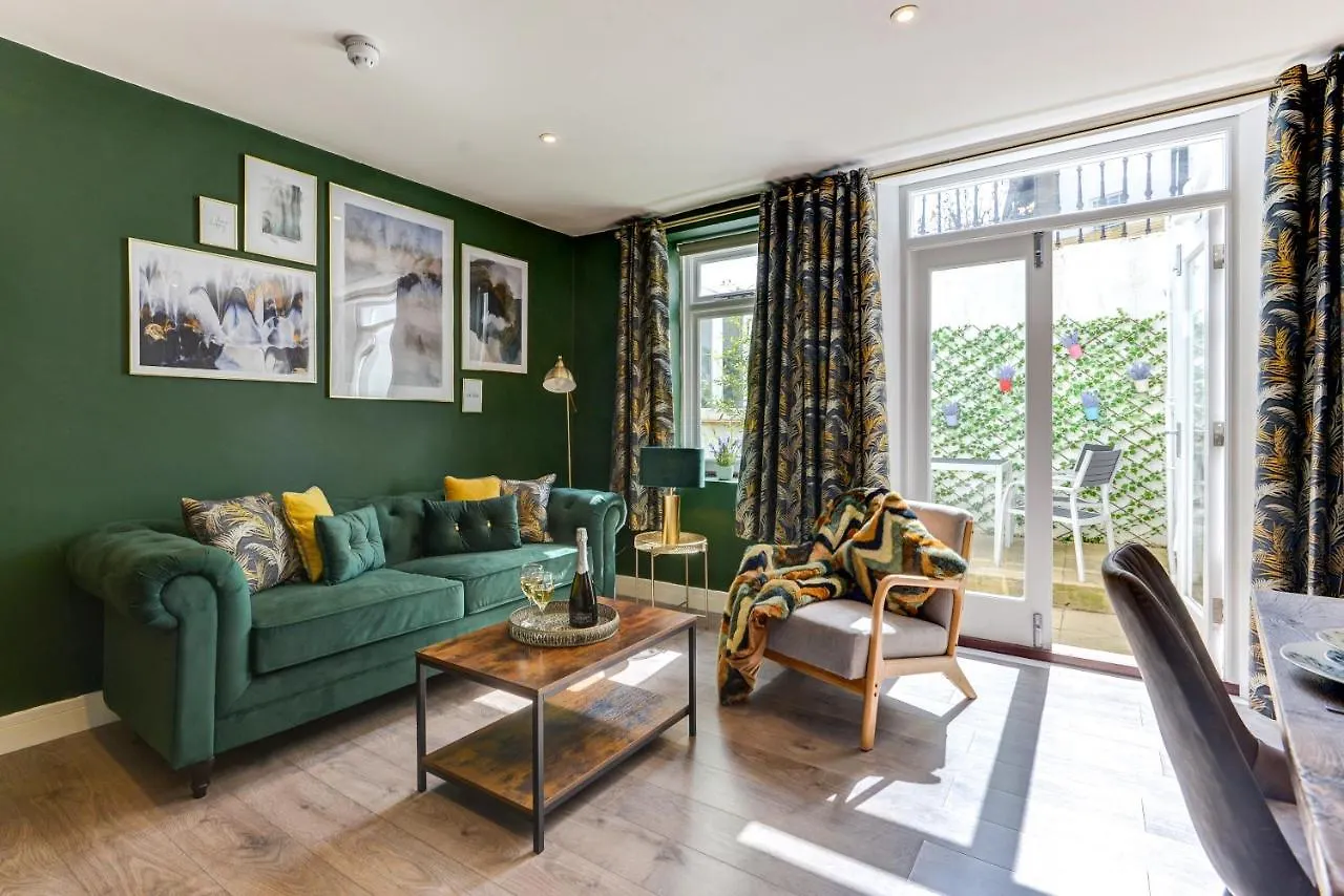 2 Bedroom Cosy Apartment, Powis Square - Brighton location