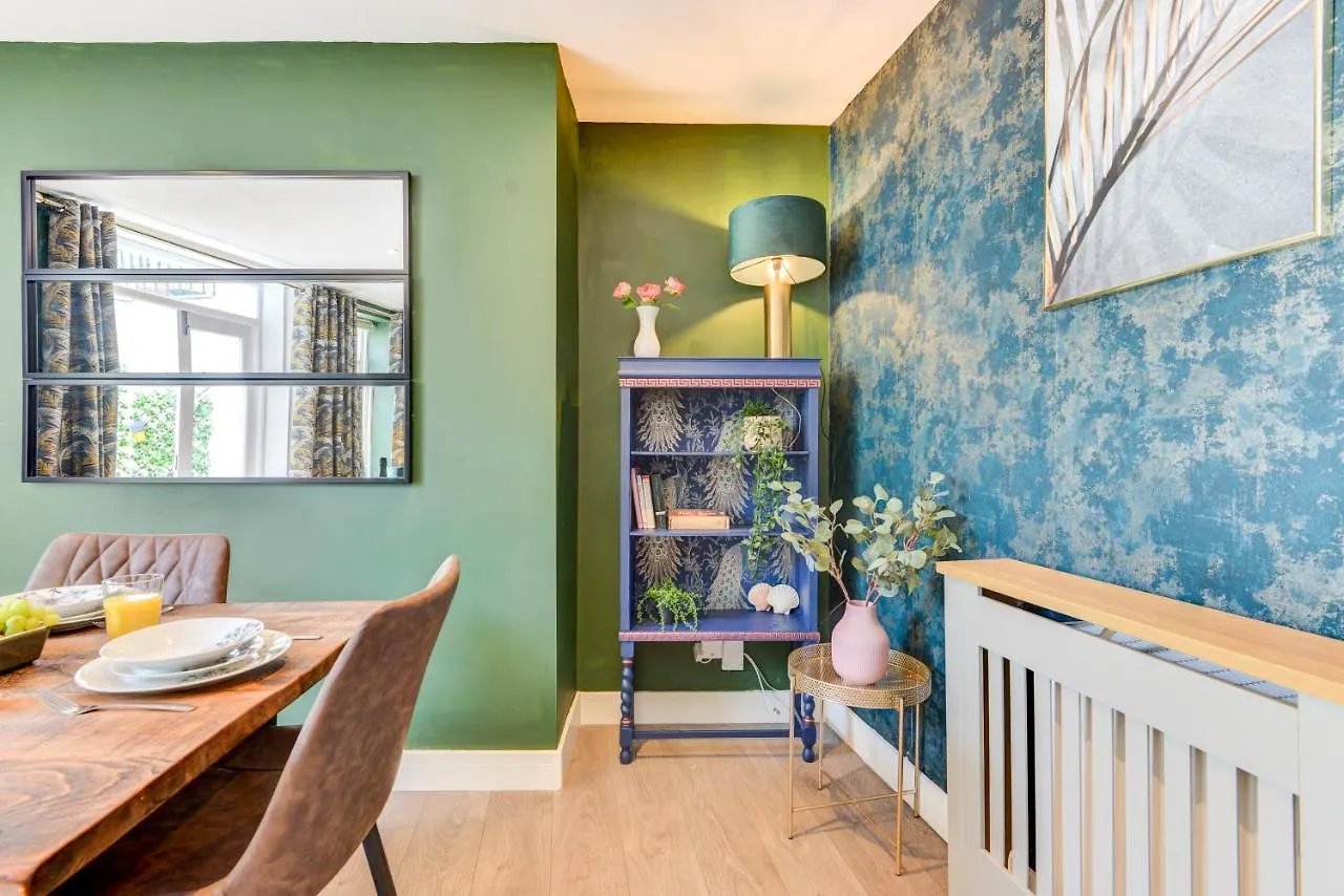 2 Bedroom Cosy Apartment, Powis Square - Brighton Apartment